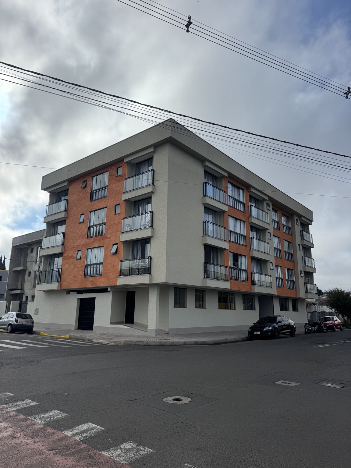 Esquadrias e sacadas em edifício